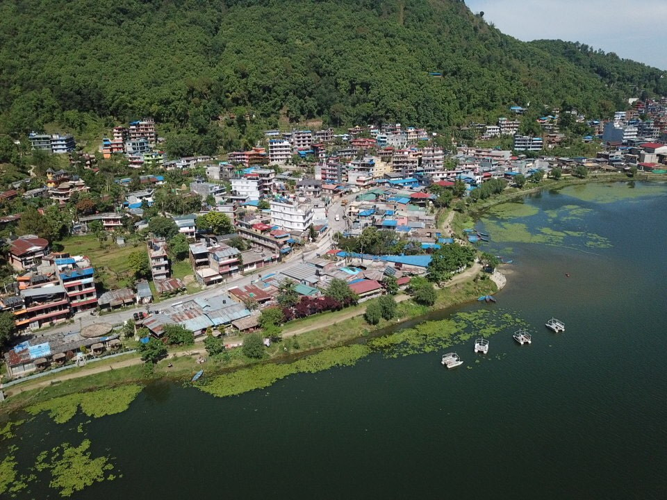 पोखराको फेवाताल र ताल किनारमा बनेका अवैध संरचना। तस्बिर : युवराज श्रेष्ठ